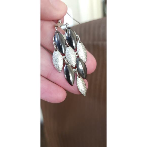 Vintage Silver-Tone Leaf Dangle Earrings - Elegant Retro Charm - Picture 5 of 12